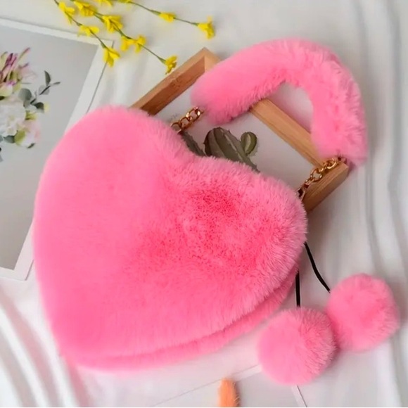 Luxurious Red Faux Fur ❤️ Shaped Plush Crossbody w/Matching Keychain. NWOT - Picture 2 of 6